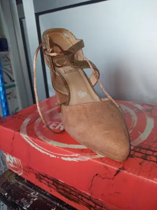 Zapato de tacón marrón y dorado