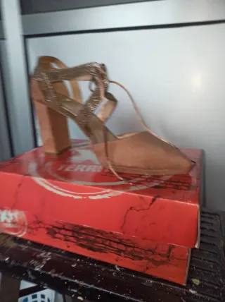 Zapato de tacón marrón y dorado