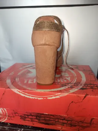 Zapato de tacón marrón y dorado