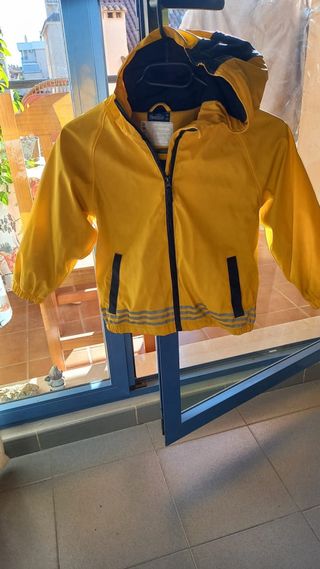 Chaqueta impermeable amarilla talla 110/116