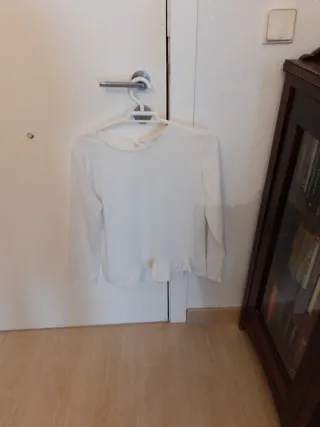 Blusa blanca manga larga con volantes