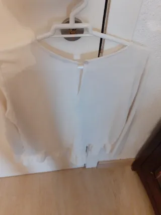 Blusa blanca manga larga con volantes