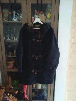 Trenca azul marino con detalles a cuadros