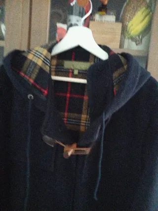 Trenca azul marino con detalles a cuadros