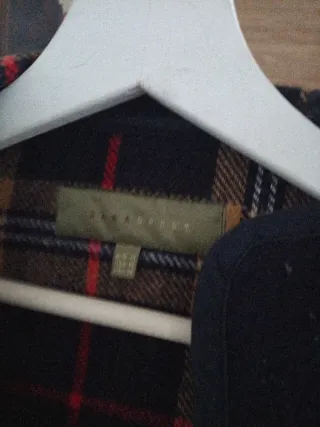 Trenca azul marino con detalles a cuadros