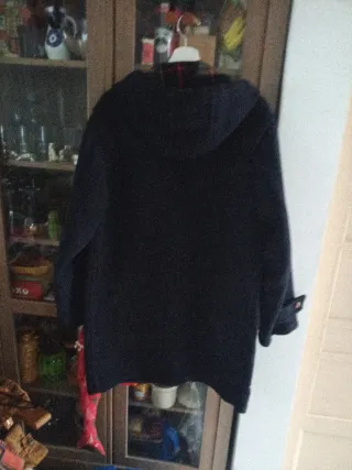 Trenca azul marino con detalles a cuadros