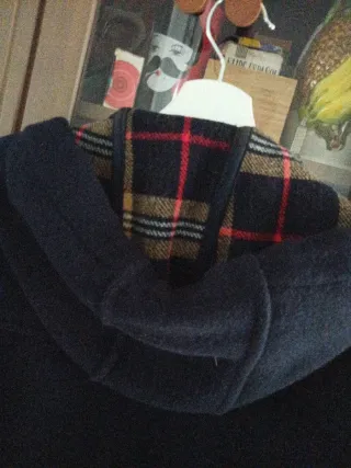 Trenca azul marino con detalles a cuadros