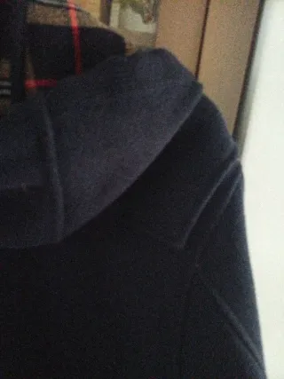 Trenca azul marino con detalles a cuadros