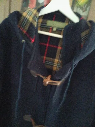 Trenca azul marino con detalles a cuadros