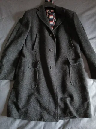 Elegante abrigo gris con pañuelo multicolor