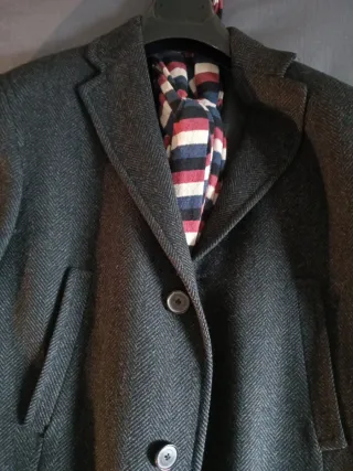 Elegante abrigo gris con pañuelo multicolor