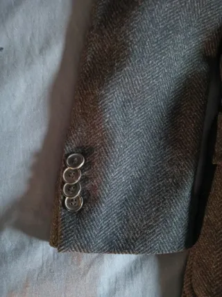 Elegante abrigo gris con pañuelo multicolor