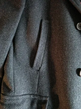 Elegante abrigo gris con pañuelo multicolor