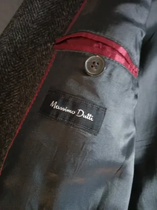 Elegante abrigo gris con pañuelo multicolor