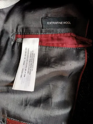 Elegante abrigo gris con pañuelo multicolor