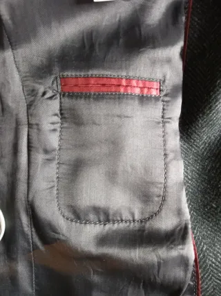 Elegante abrigo gris con pañuelo multicolor