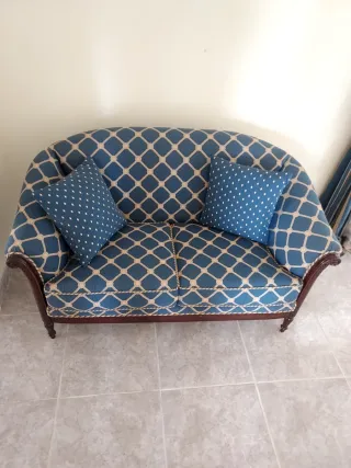 Sofá de 2 plazas azul con cojines IMPECABLE