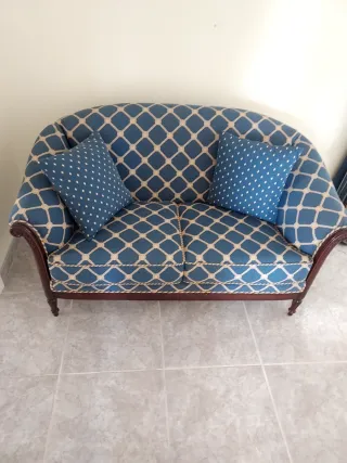 Sofá de 2 plazas azul con cojines IMPECABLE