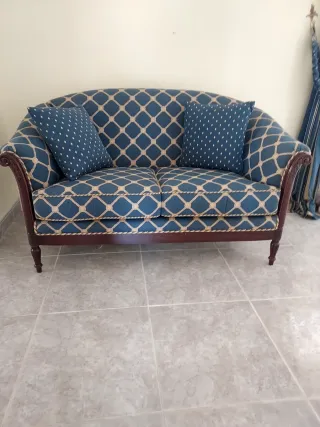 Sofá de 2 plazas azul con cojines IMPECABLE