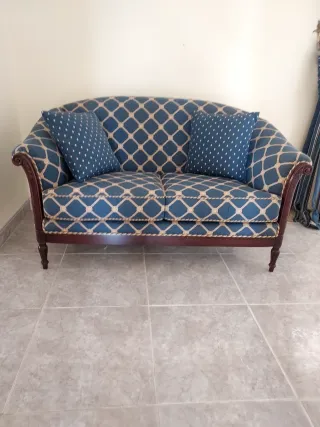 Sofá de 2 plazas azul con cojines IMPECABLE