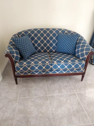 Sofá de 2 plazas azul con cojines IMPECABLE