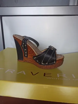 Sandalia de cuña mujer negra y marrón