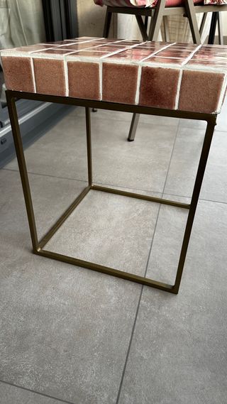 Taburete rosa con mosaico de cerámica