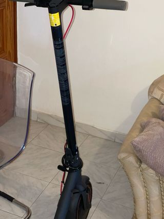 Patinete eléctrico plegable tiene su cargador