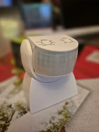 Sensor de movimiento exterior blanco