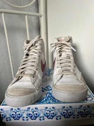 Nike Blazer Mid '77 Rosa y Blanco