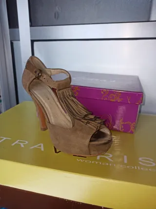 Zapato de tacón marrón con flecos