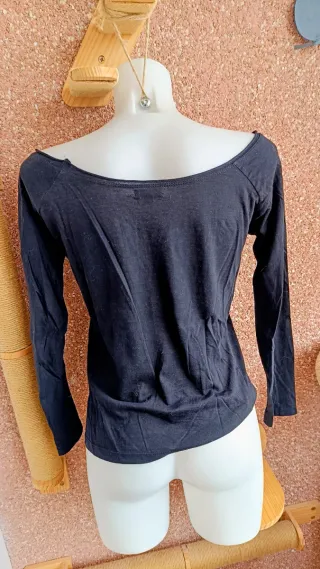 Camiseta cuello ancho manga larga negra