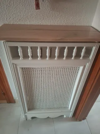Cubre radiador de madera y mimbre