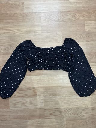 Blusa negra con lunares blancos