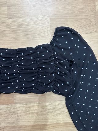 Blusa negra con lunares blancos