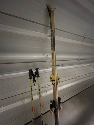 Esquís ROSSIGNOL con bastones