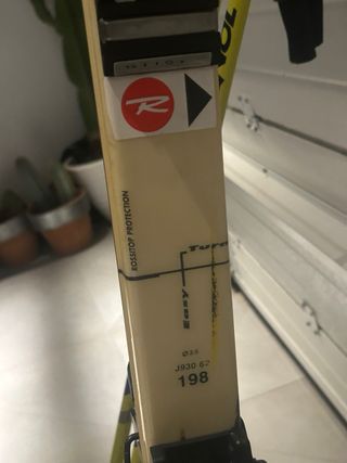 Esquís ROSSIGNOL con bastones