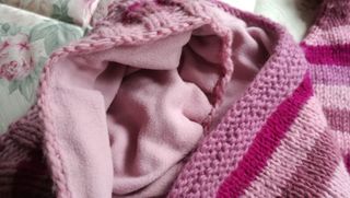 Gorro y buff tejido rosa y morado