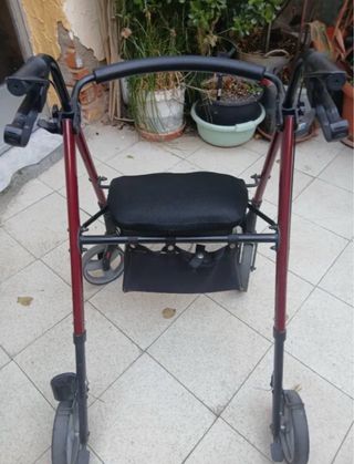 Andador con asiento, cesta y frenos