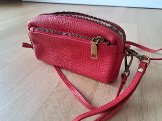 Bolso de piel rojo