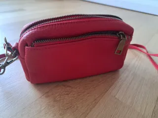 Bolso de piel rojo