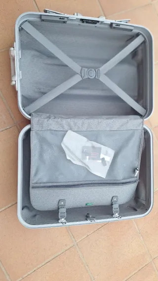 Maleta de viaje roja