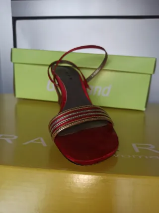 Sandalias de tacón rojas y doradas