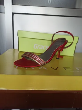 Sandalias de tacón rojas y doradas