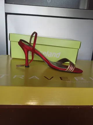 Sandalias de tacón rojas y doradas