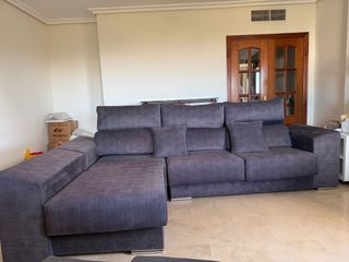 Sofá chaiselong grande extraible + dos pufs