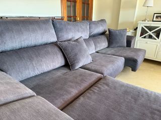 Sofá chaiselong grande extraible + dos pufs