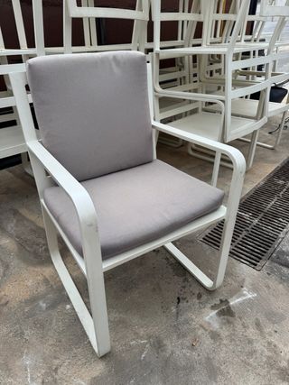 Elegante sillón de aluminio con cojines