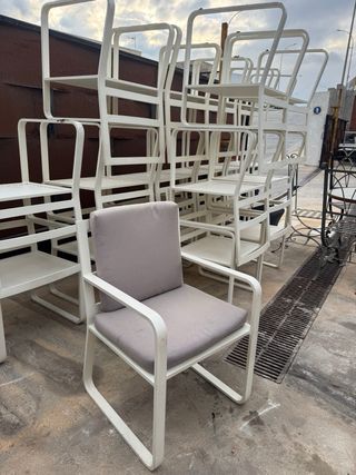 Elegante sillón de aluminio con cojines