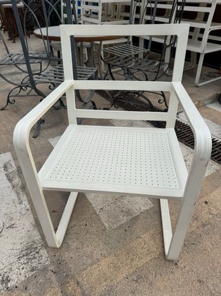 Elegante sillón de aluminio con cojines